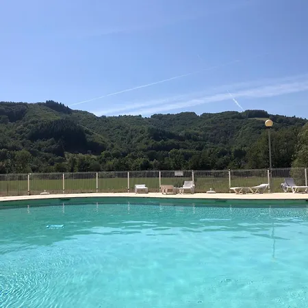 Joli Rez De Jardin Au Bord De La Riviere. *